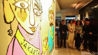 Pemotongan pita sebagai tanda diresmikannya pameran seni bertajuk Betawi Punye Gaye di IFI Wijaya, Jakarta.  