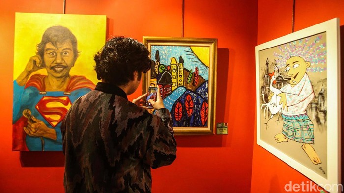 Mengintip Pameran Betawi Punye Gaye Pengunjung melihat pameran Betawi Punye Gaye di institut Francais Indonesia (IFI) Wijaya, Jakarta, Jumat (21/6/2024).