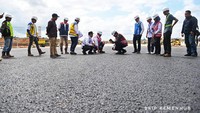 Menteri Perhubungan (Menhub) Budi Karya Sumadi kembali meninjau proyek pembangunan Bandara Ibu kota Nusantara (IKN). Budi mengatakan bahwa kunjungannya kedua kalinya ini untuk memastikan progres pembangunan infrastruktur transportasi tersebut berjalan lancar dan sesuai rencana.