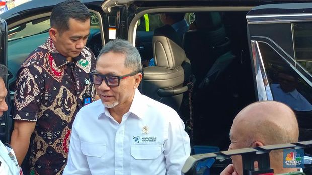 Menteri Perdagangan Zulkifli Hasan saat melakukan kunjungan kerja di Purwakarta, Jawa Barat, Jumat (21/6/2022). (CNBC Indonesia/Martyasari Rizky)
