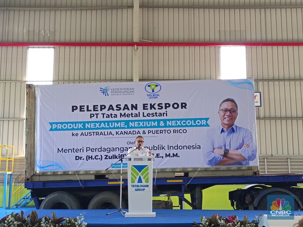 Menteri Perdagangan Zulkifli Hasan  saat melepas ekspor baja hari ini, Jumat (21/6/2024). (CNBC Indonesia/Martyasari Rizky)