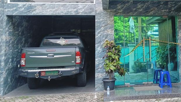 Mobil berpelat dinas TNI di markas percetakan uang palsu di Jakbar