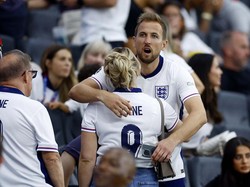 Harry Kane memeluk istrinya Katie seusai pertandingan. REUTERS/John Sibley. 