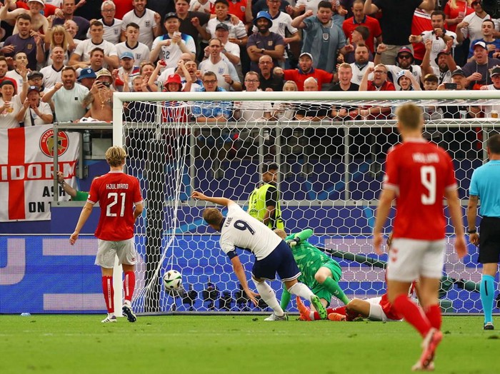 Laga Denmark Vs Inggris tuntas 1-1. Ada momen humanis yang melibatkan para pemain dan pelatih dengan keluarga mereka dalam laga itu.