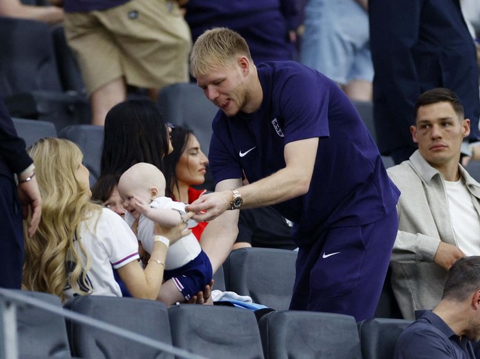 Laga Denmark Vs Inggris tuntas 1-1. Ada momen humanis yang melibatkan para pemain dan pelatih dengan keluarga mereka dalam laga itu.