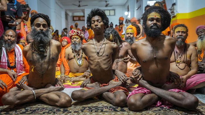 Momen Petapa Hindu India Pamer Keterapilan Yoga Hindu holy men display their yoga skills on International Day of Yoga at the Kamakhya temple in Guwahati, Assam, India, Friday, June 21, 2024. (AP Photo/Anupam Nath)