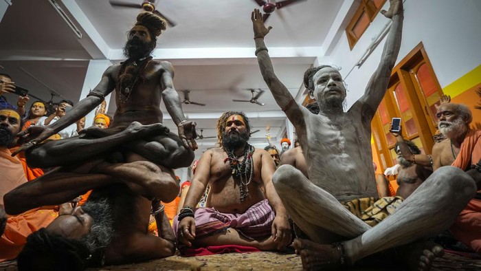 Momen Petapa Hindu India Pamer Keterapilan Yoga Hindu holy men display their yoga skills on International Day of Yoga at the Kamakhya temple in Guwahati, Assam, India, Friday, June 21, 2024. (AP Photo/Anupam Nath)