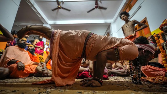 Momen Petapa Hindu India Pamer Keterapilan Yoga Hindu holy men display their yoga skills on International Day of Yoga at the Kamakhya temple in Guwahati, Assam, India, Friday, June 21, 2024. (AP Photo/Anupam Nath)