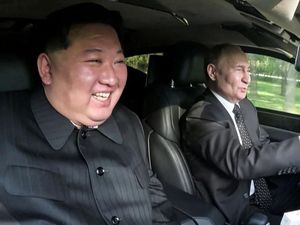 Tawa Lebar Kim Jong Un di Limosin yang Disetiri Putin