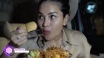 Nikita Mirzani Cicip Makanan Viral di Barito, Ini Komentarnya