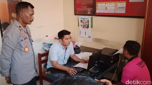 Nurul Anwar, pelaku pembunuhan istrinya, Lilis Sukmawati, saat diperiksa penyidik Polres Lombok Timur. (Edi Suryansyah/detikBali)