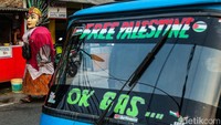 Ikon Jakarta itu kini sering dijumpai di jalanan sebagai alat ngamen, berbeda fungsi dengan zaman dulu.