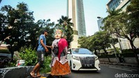 Wawang Sunarya, perajin dari Betawi Online Gallery di Setu Babakan tidak bisa menerima ondel-ondel dijadikan alat mengamen. Ia prihatin melihat budaya ondel-ondel yang dinodai dengan praktik mengamen.