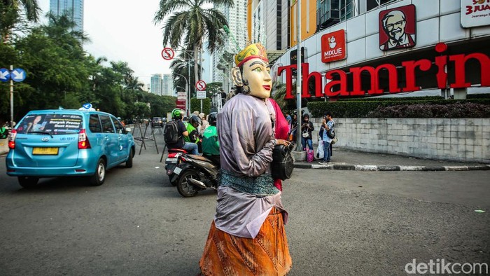 Ondel-ondel seolah memiliki dua wajah berbeda di Jakarta. Menjadi ikon budaya, tetapi juga berada di jalanan sebagai alat mengamen atau mengemis.