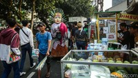 Biasanya dalam satu hari, mereka mampu meraup omzet hingga Rp 350 ribu dan dibagi dua.