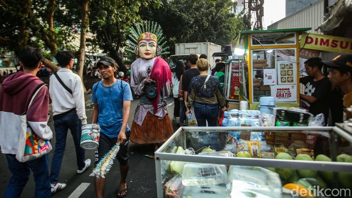 Ondel-ondel, Ikon Jakarta yang Kini Dipakai Ngamen di Jalanan Ondel-ondel seolah memiliki dua wajah berbeda di Jakarta. Menjadi ikon budaya, tetapi juga berada di jalanan sebagai alat mengamen atau mengemis.