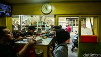 Kini, dalam beberapa tahun ke belakang, ondel-ondel justru lebih banyak ditemukan di jalan-jalan hingga gang perkampungan.