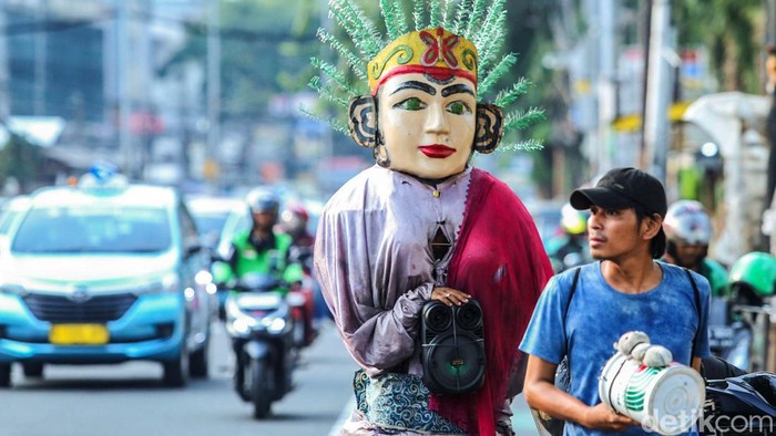 Ondel-ondel seolah memiliki dua wajah berbeda di Jakarta. Menjadi ikon budaya, tetapi juga berada di jalanan sebagai alat mengamen atau mengemis.