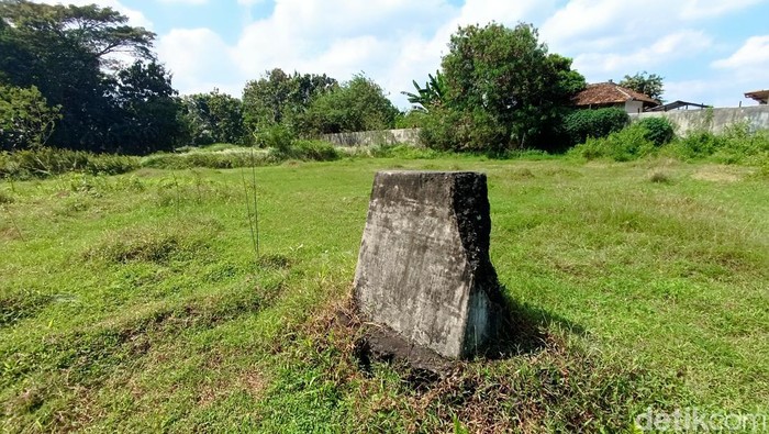 Sisa artefak Pabrik Gula Rewoeloe yang terletak di tengah persawahan Dusun Pirak Bulus, Sidomulyo, Godean, Jumat (21/6/2024).