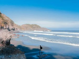Pantai di Kebumen Punya Air Terjun yang Mengalir ke Samudra Hindia