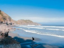 Pantai di Kebumen Punya Air Terjun yang Mengalir ke Samudra Hindia