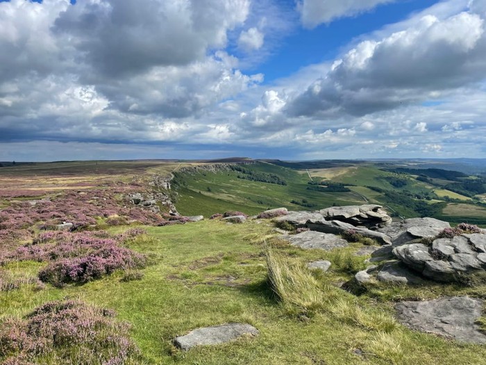 Peak District adalah salah satu dari tiga lokasi yang telusuri oleh relawan Deep Time.