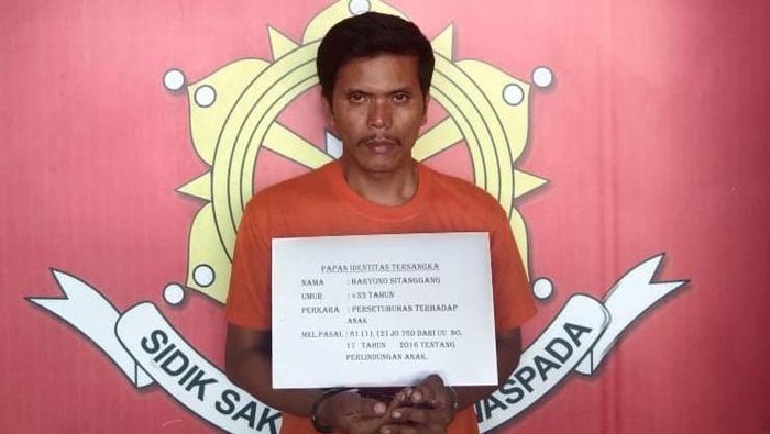 Pelaku HS saat diamankan di kantor polisi. (Dok. Polres Dairi)