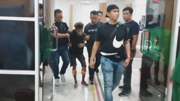 Pelaku saat diamankan di kantor polisi. (Dok. Polsek Medan Kota)