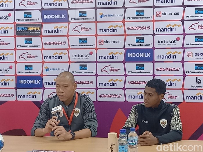 Pelatih Timnas Indonesia U-16 Nova Arianto dan pemainnya, Alberto, saat konferensi pers di Stadion Manahan Solo, Jumat (21/6/2024) malam.