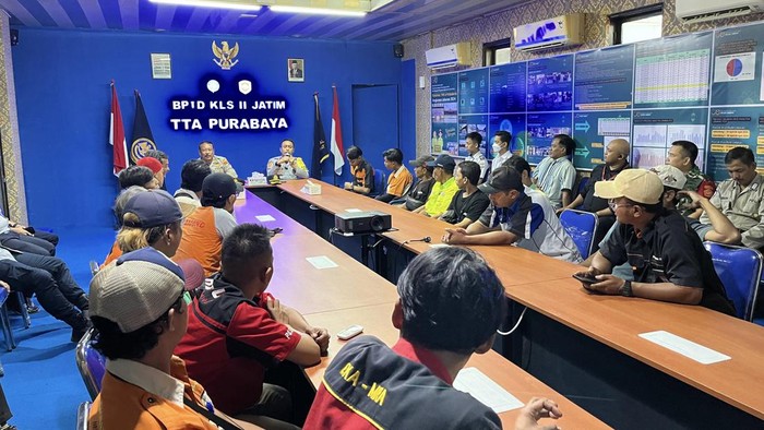 Pemanggilan kru bus dan pemberian imbauan serta peringatan untuk menjaga ketertiban.