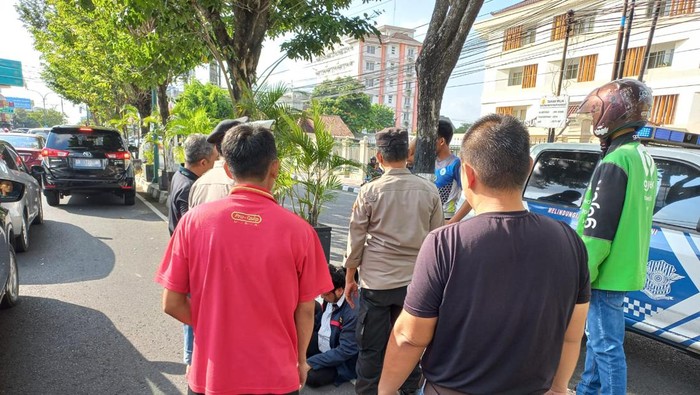Pemotor tabrak pot pembatas jalan di perempatan Pingit Jogja, Jumat (21/6/2024). Pemotor itu ternyata punya riwayat epilepsi.