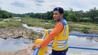 Foto: Petugas Bendungan Lekopancing Burhanuddin mengungkap ketinggian air di bendungan di bawah batas normal alias menurun hingga munis 20 sentimeter. (Muhammad Subhan/detikSulsel)