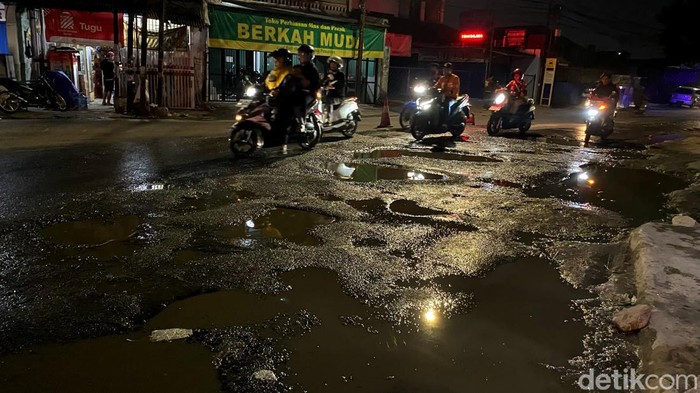 Penampakan Jalan Ibrahim Adjie, Kota Bandung alami kerusakan.