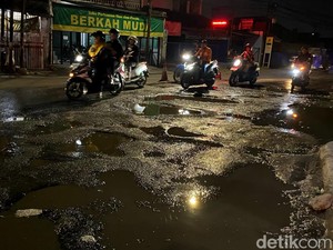 Hati-hati Jalan Ibrahim Adjie Rusak, Banyak Genangan Air!