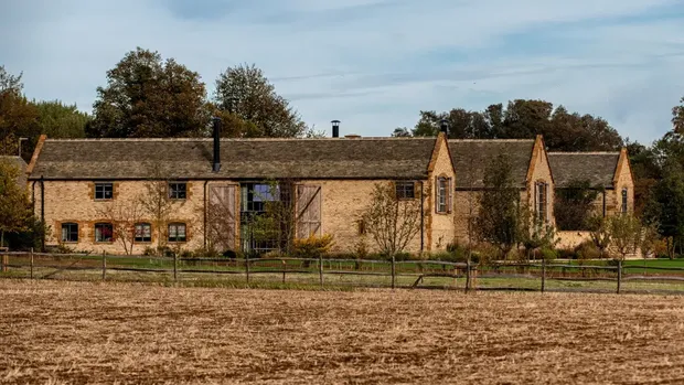 Melihat Rumah Tempat David Beckham Jadi Pekebun Daun Bawang