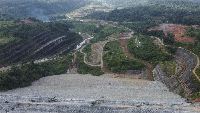 Foto udara proyek pembangunan Bendungan Leuwikeris di Kabupaten Tasikmalaya, Jawa Barat, Jumat (21/6/2024). Progres Proyek Strategis Nasional (PSN) Bendungan Leuwikeris yang sudah mencapai 98 persen itu akan dilakukan pengisian air dari Sungai Citanduy pada akhir Juni atau awal Juli tahun 2024 dan selanjutnya direncanakan akan diresmikan oleh Presiden Joko Widodo. ANTARA FOTO/Adeng Bustomi/aww.