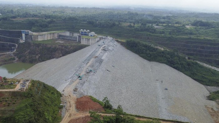 Foto udara proyek pembangunan Bendungan Leuwikeris di Kabupaten Tasikmalaya, Jawa Barat, Jumat (21/6/2024). Progres Proyek Strategis Nasional (PSN) Bendungan Leuwikeris yang sudah mencapai 98 persen itu akan dilakukan pengisian air dari Sungai Citanduy pada akhir Juni atau awal Juli tahun 2024 dan selanjutnya direncanakan akan diresmikan oleh Presiden Joko Widodo. ANTARA FOTO/Adeng Bustomi/aww.