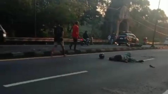 Penyeberang jalan tergeletak usai tertabrak pemotor di Pasuruan