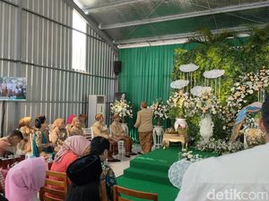 Iriana Ikuti Prosesi Siraman Anak Adik Jokowi di Solo