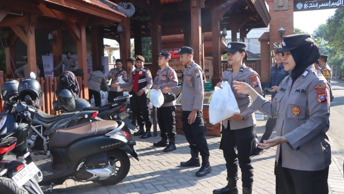 Personel Polres Tuban bagi-bagi paket sembako