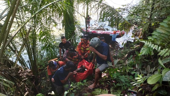 Petugas mengevakuasi jasad pria di Toba yang hanyut di sungai
