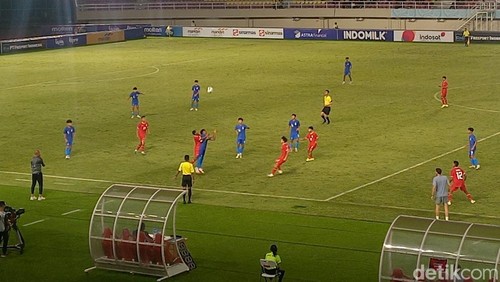 Laga Indonesia melawan Singapura di grup A Piala AFF U-16 2024 Indonesia, dihelat di Stadion Manahan Solo, Jumat (21/6/2024) malam.