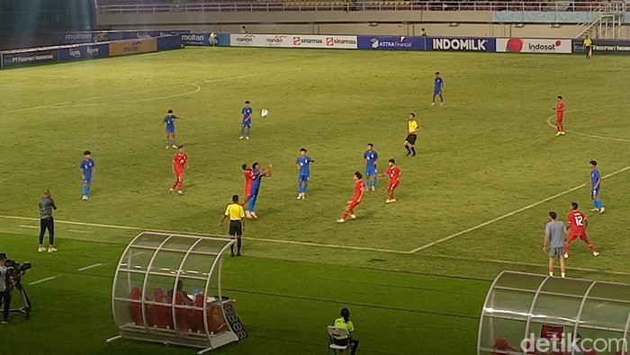 Laga Indonesia melawan Singapura di grup A Piala AFF U-16 2024 Indonesia, dihelat di Stadion Manahan Solo, Jumat (21/6/2024) malam.