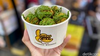 Selain itu, jajanan bomboloni pisang ini juga tersedia dalam berbagai porsi. Ada ukuran, personal (Rp 20.000), ukuran sharing pack (Rp 35.000), dan Family Pack (Rp 55.000). Foto: detikcom/Riska Fitria