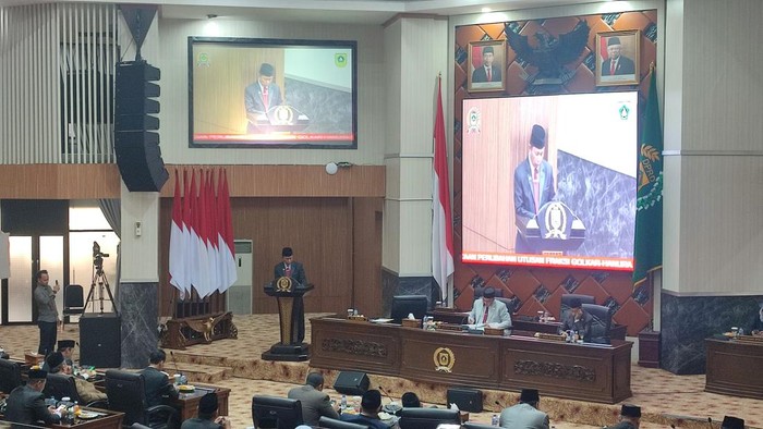 Pj Bupati Bogor, Asmawa Tosepu, rapat paripurna di kantor DPRD Kabupaten Bogor, Jumat (21/6/2024).