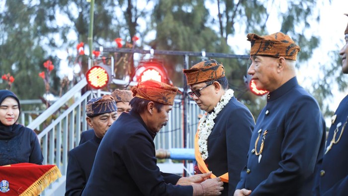 Pj Gubernur Jatim dikukuhkan jadi warga kehormatan Suku Tengger