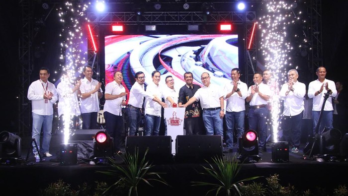 Pj Walkot Pekanbaru Risnandar dan sejumlah pejabat saat membuka Pekan Raya Pekanbaru 2024 (Dok Diskominfotiksan Pekanbaru)