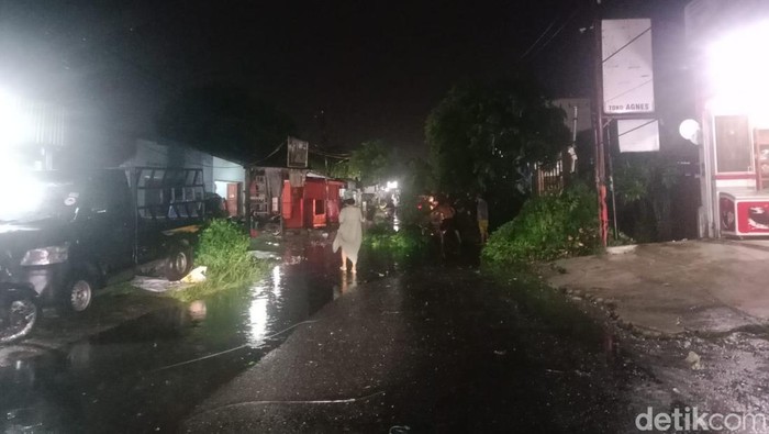 Pohon tumbang di Jalan Garuda, Perumnas Mandala. (Foto: Ahmad Arfah/detikSumut).