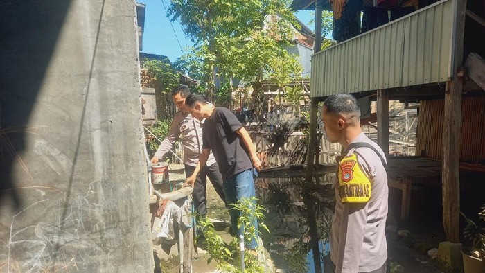 Pria berinisial ES (30) di Kabupaten Polewali Mandar (Polman), Sulawesi Barat (Sulbar), tega membuang bayinya yang berusia 3 bulan ke dalam sumur.