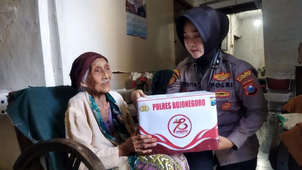 polisi di Bojonegoro berbagi baksos